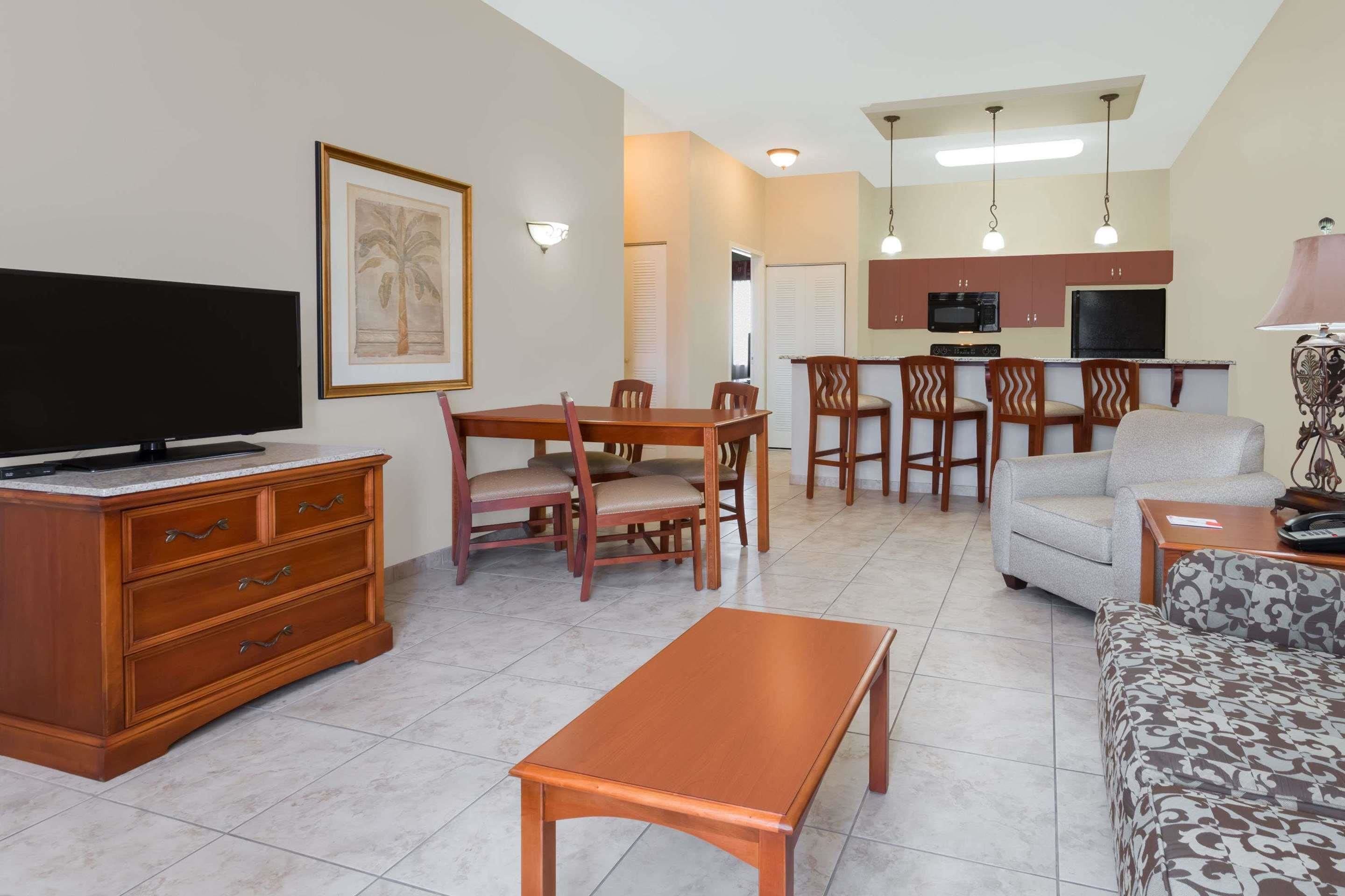 suite, non smoking | down duvets, in-room safe, desk, laptop workspace