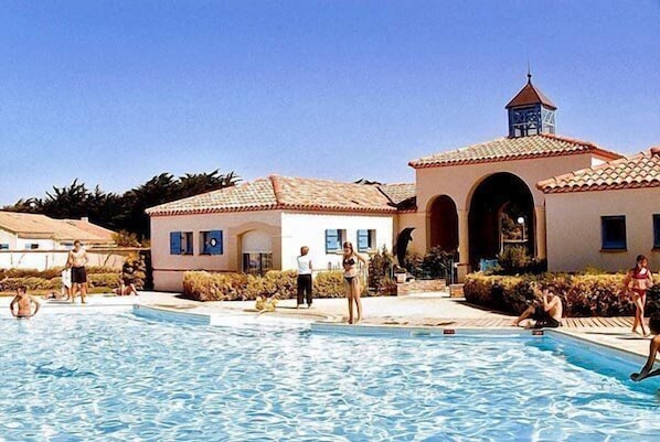 حمّام سباحة خارجي موسمي