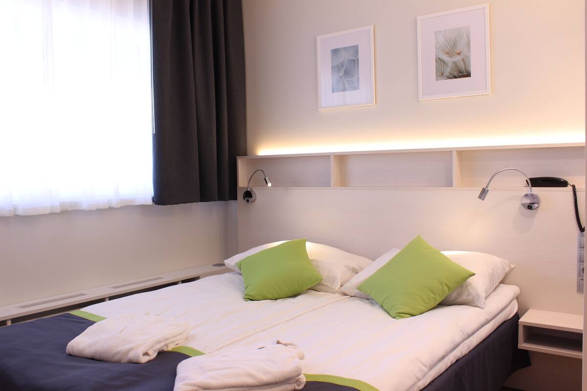 Minibar, coffres-forts dans les chambres, bureau