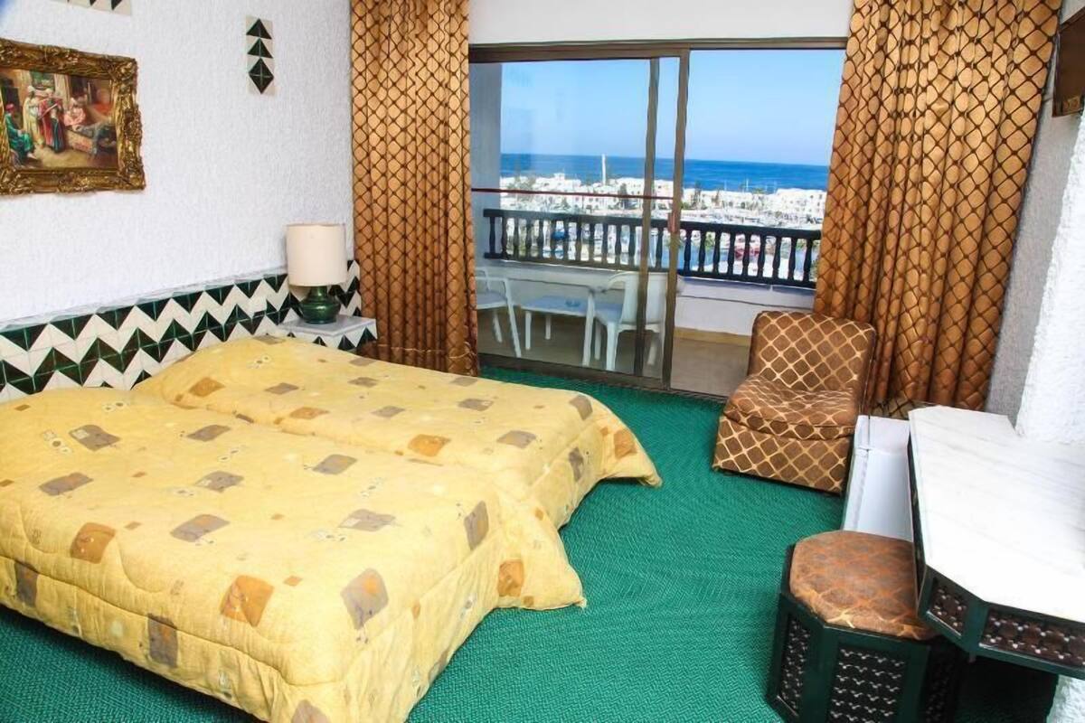 Minibar, cribs (free)
