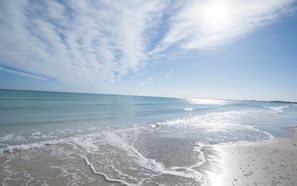 Playa privada, playa de arena blanca, camastros y sombrillas 