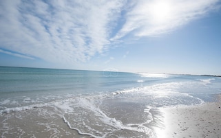 Playa privada, arena blanca, sillas reclinables de playa, sombrillas