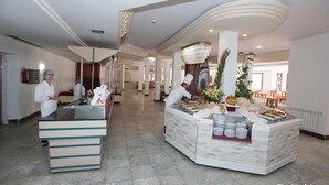 A hotel lobby with a reception desk, a buffet area, and a seating area in the background. - Thapsus Beach Resort (Mahdia)