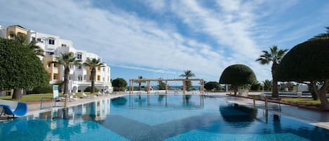 Piscine couverte, 3 piscines extérieures, chaises longues