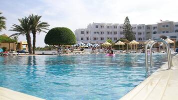 Piscine couverte, 3 piscines extérieures, chaises longues