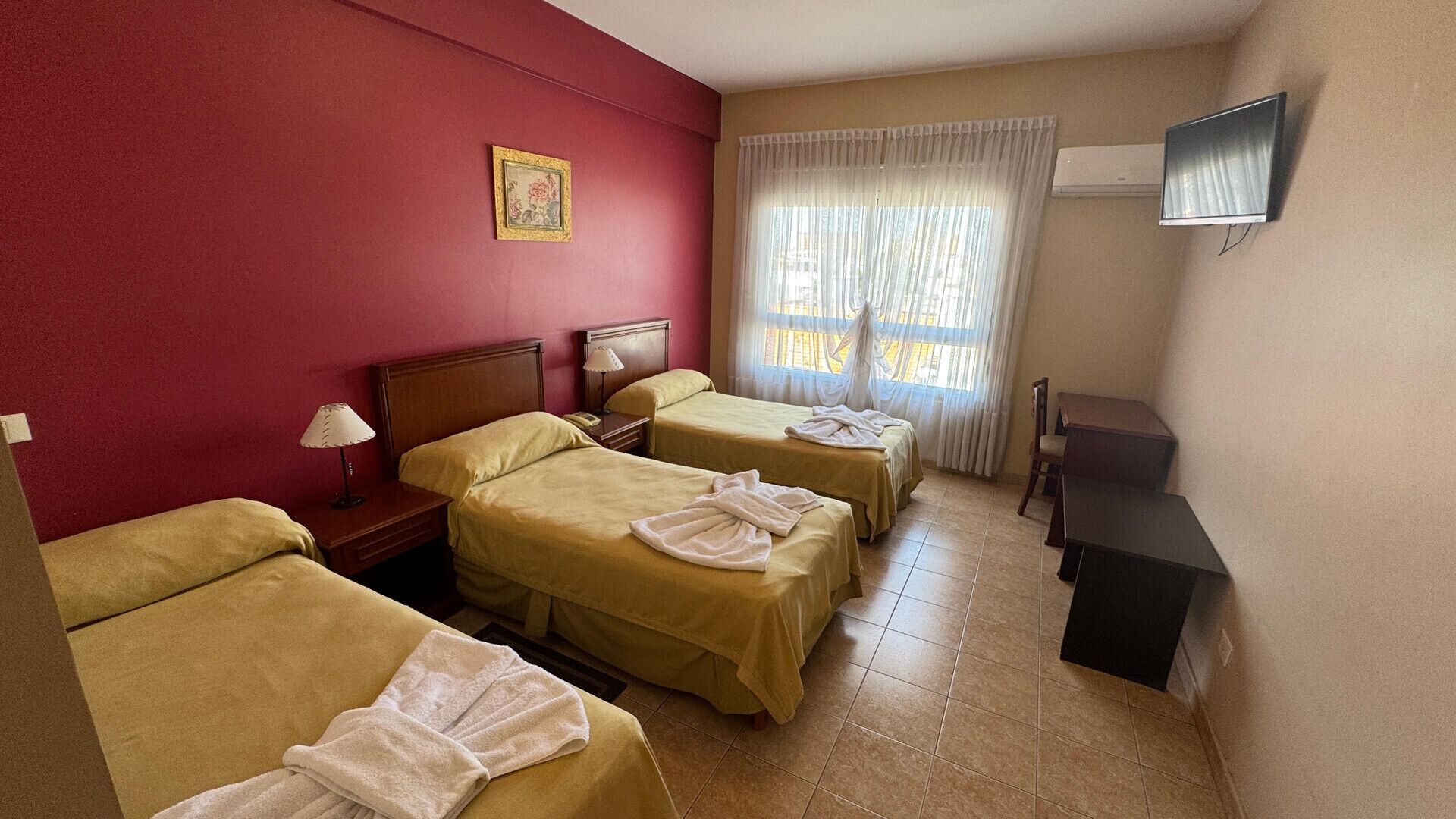 Caja de seguridad en la habitación y escritorio 