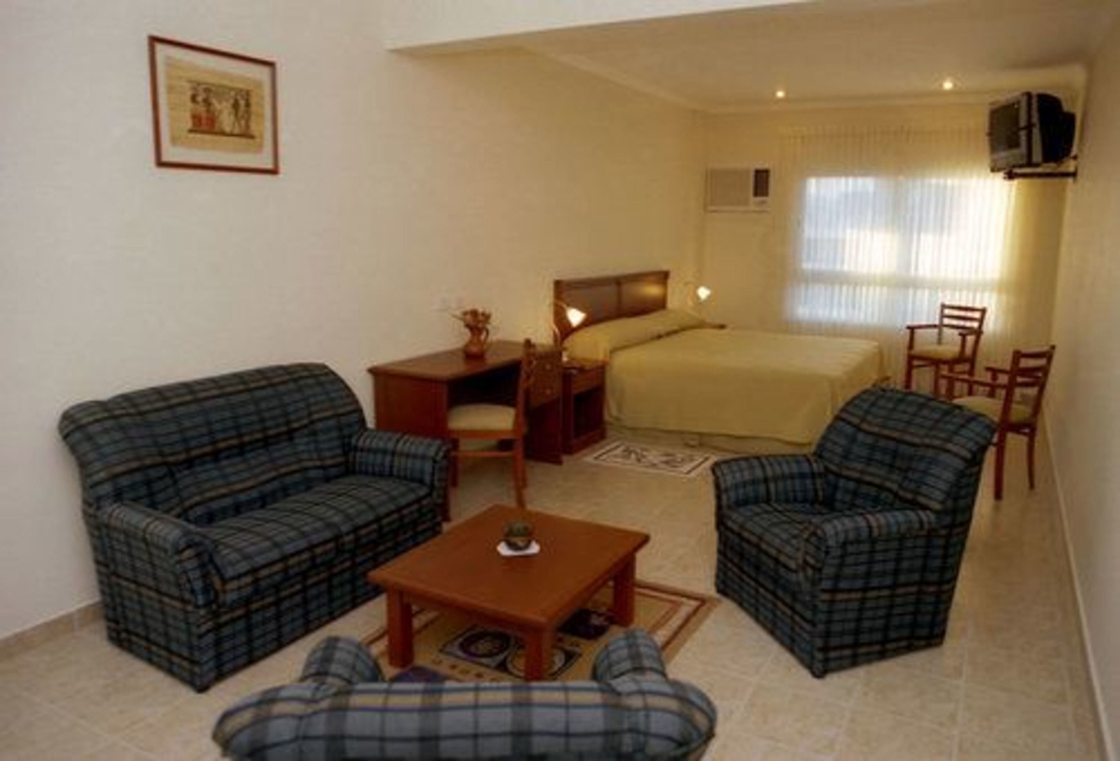 Caja de seguridad en la habitación y escritorio 