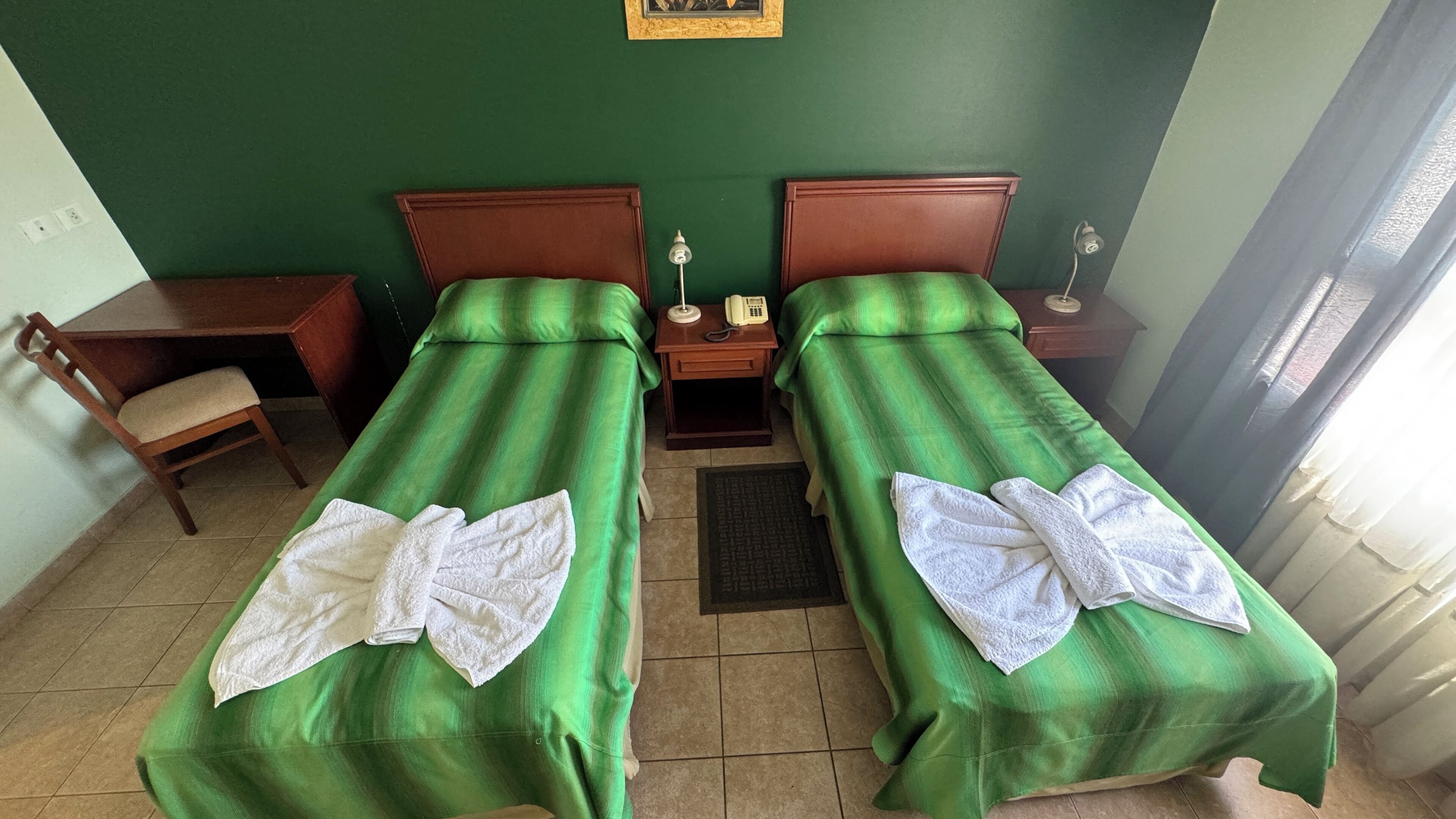 غرفة عادية لاثنين | خزنة داخل الغرفة ومكتب وواي فاي مجانًا وملاءات أسرّة