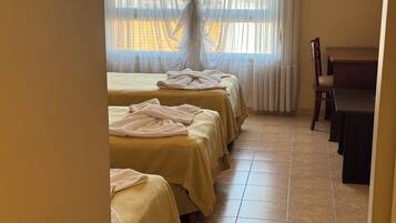 Caja de seguridad en la habitación y escritorio