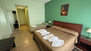 خزنة داخل الغرفة ومكتب ومساحة عمل للكمبيوتر المحمول وواي فاي مجانًا