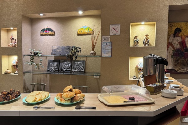 Tägliches inbegriffenes kontinentales Frühstück