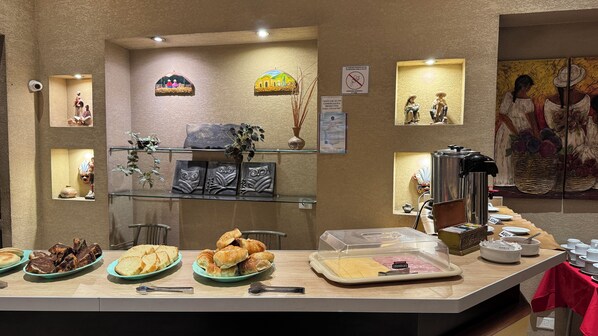 Free daily continental breakfast - Wilson Hotel (Salta)