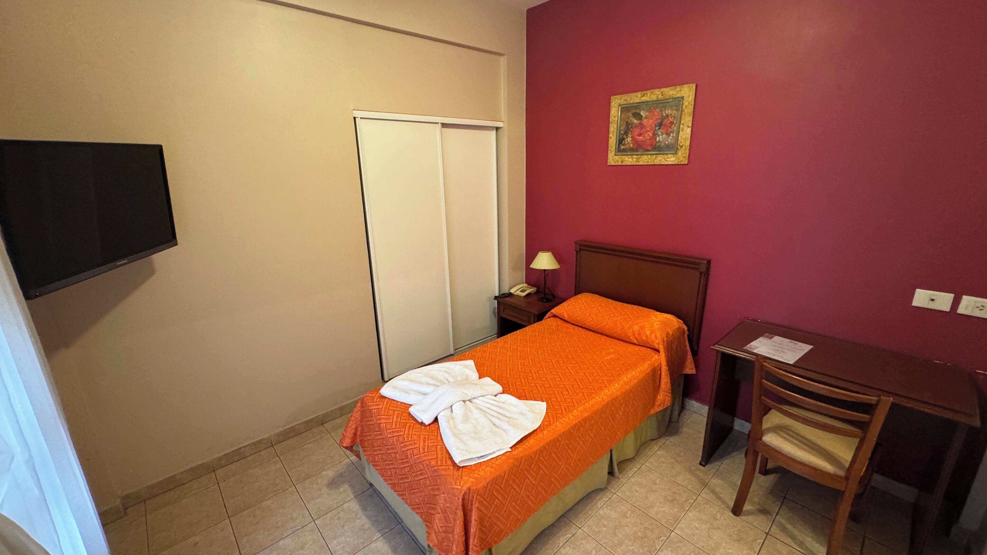 غرفة فردية | خزنة داخل الغرفة ومكتب وواي فاي مجانًا وملاءات أسرّة