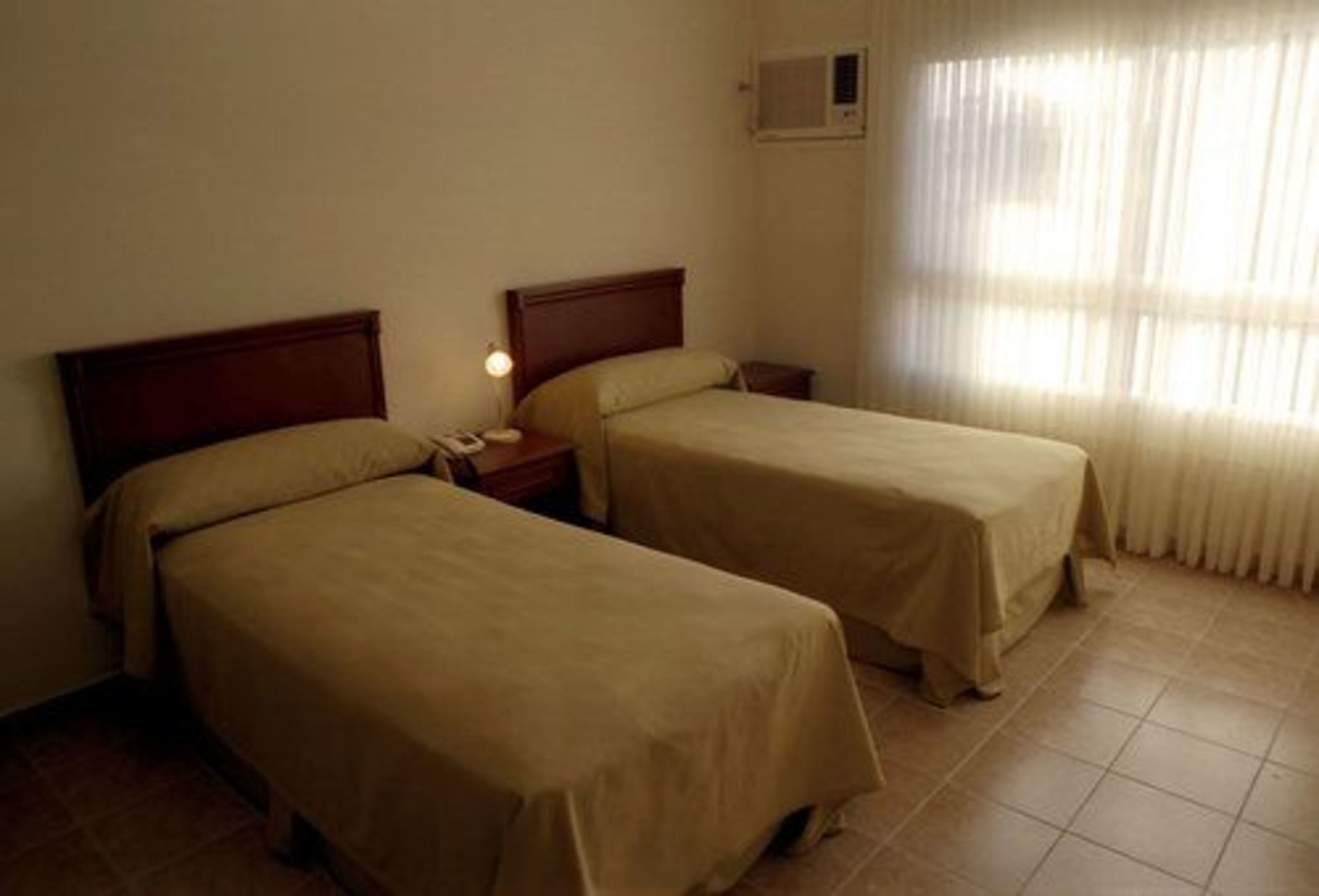 Caja de seguridad en la habitación y escritorio 