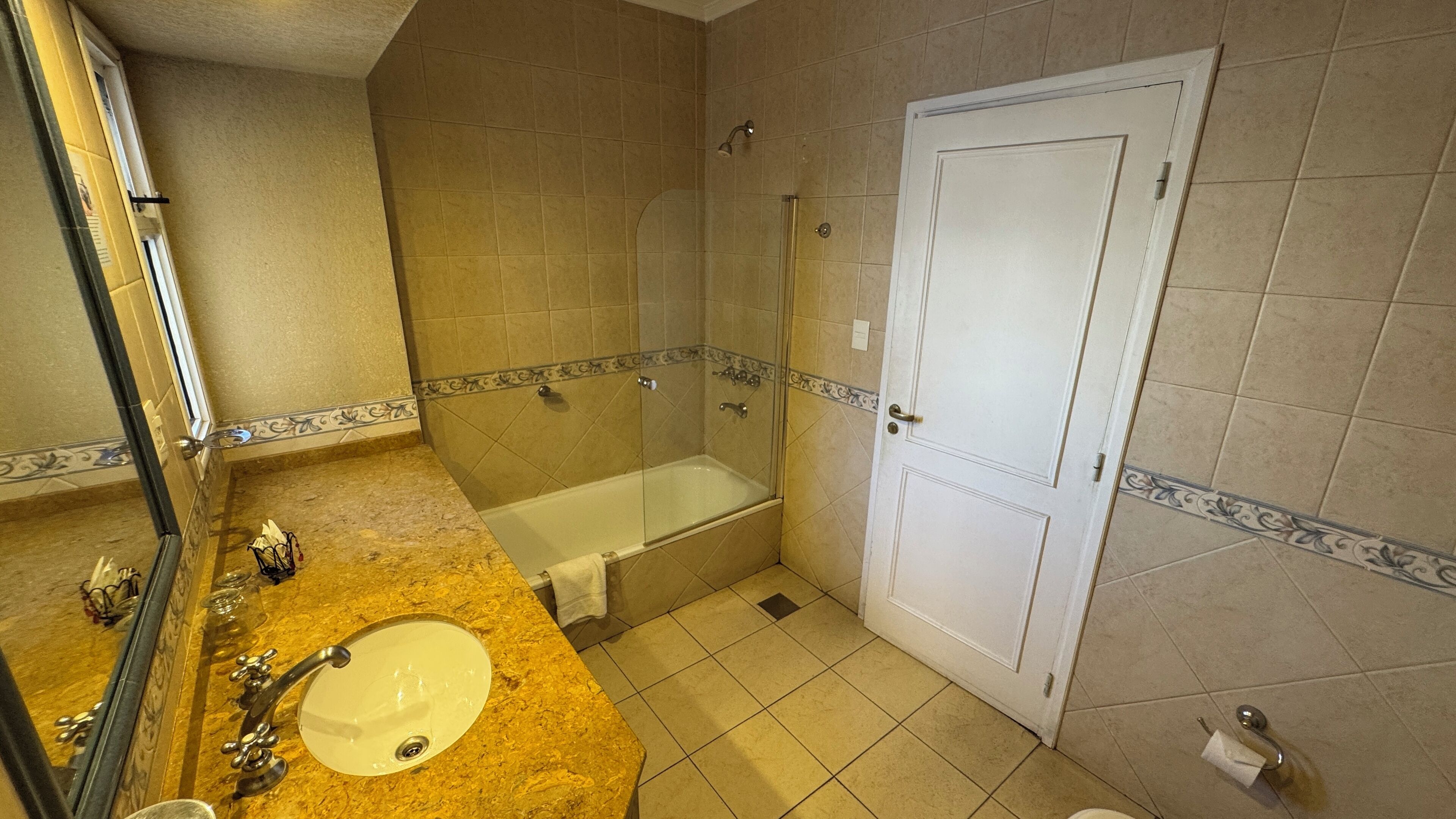 Un baño con bañera, lavamanos y ducha.