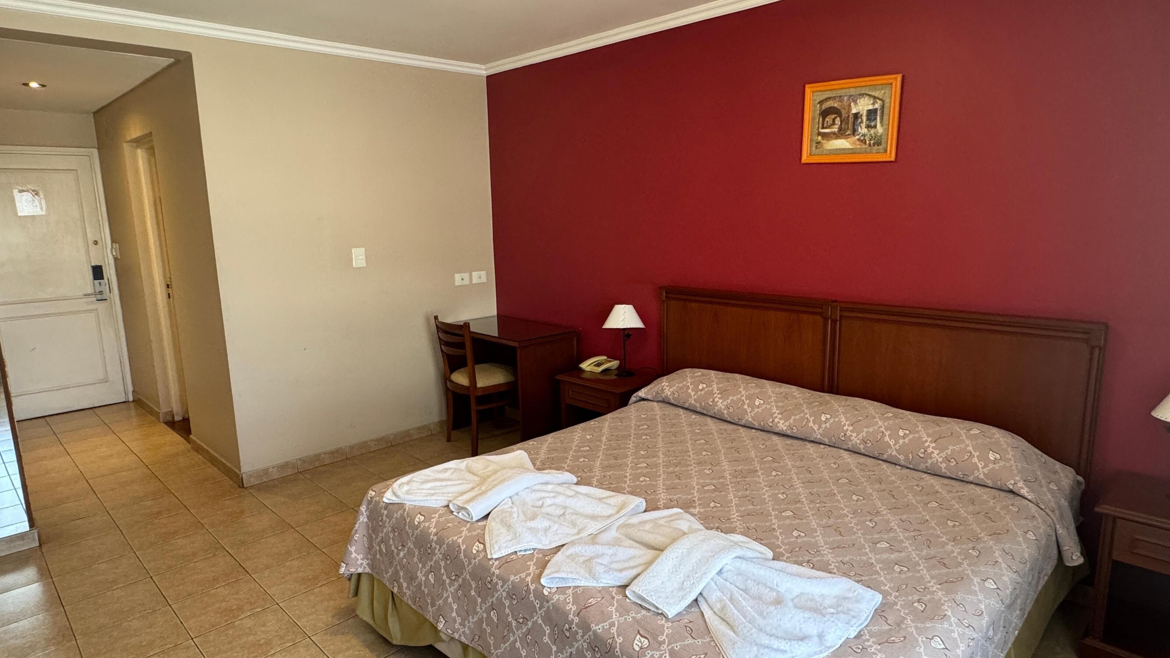 خزنة داخل الغرفة ومكتب ومساحة عمل للكمبيوتر المحمول وواي فاي مجانًا