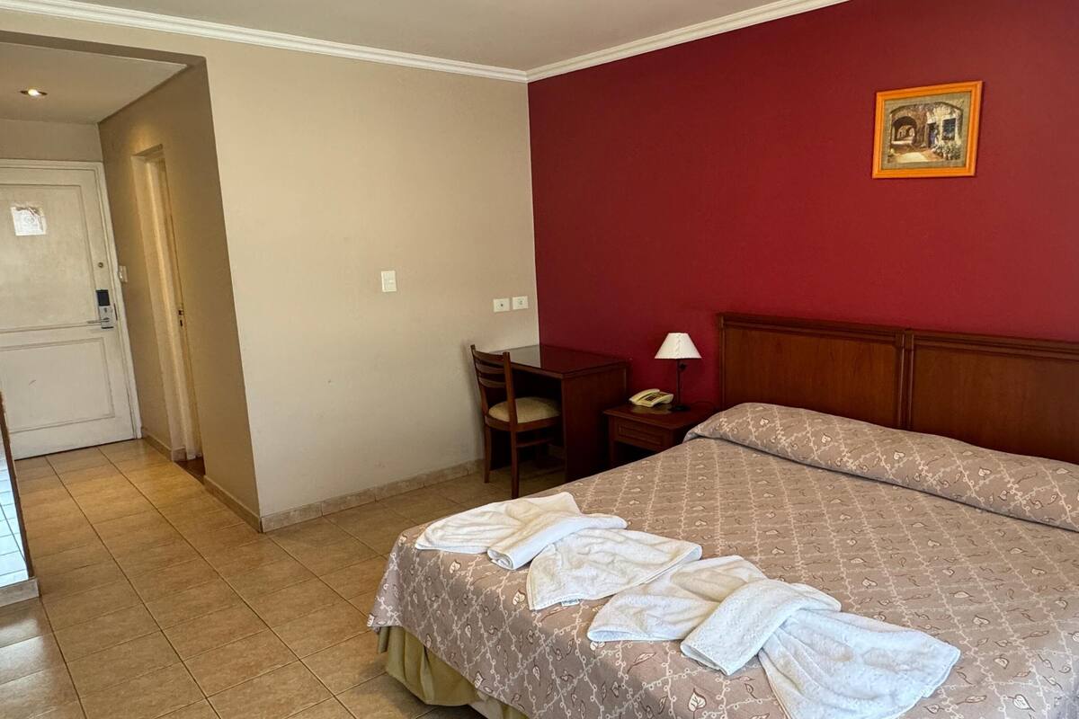 خزنة داخل الغرفة ومكتب ومساحة عمل للكمبيوتر المحمول وواي فاي مجانًا