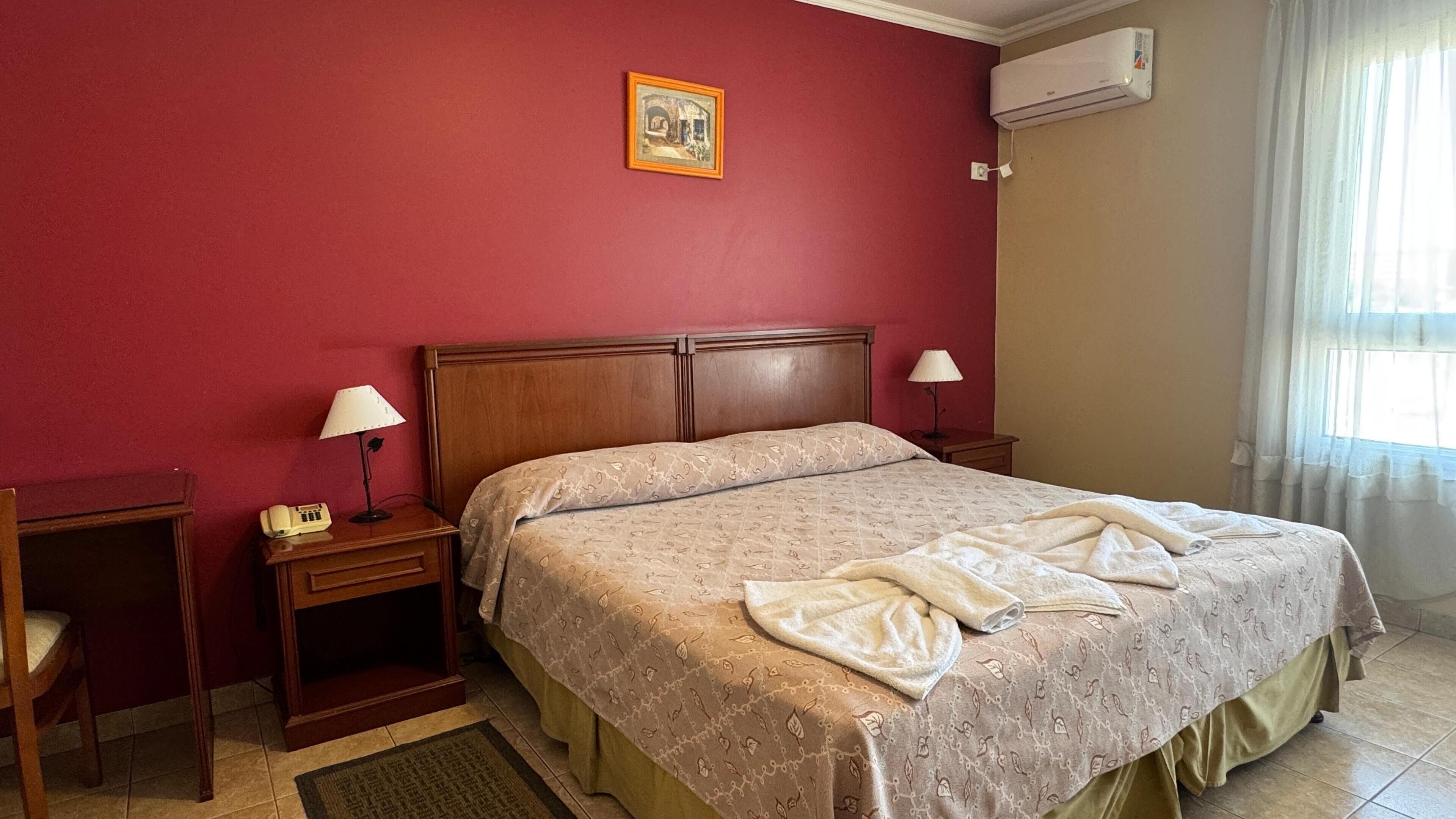 خزنة د اخل الغرفة ومكتب ومساحة عمل للكمبيوتر المحمول وواي فاي مجانًا