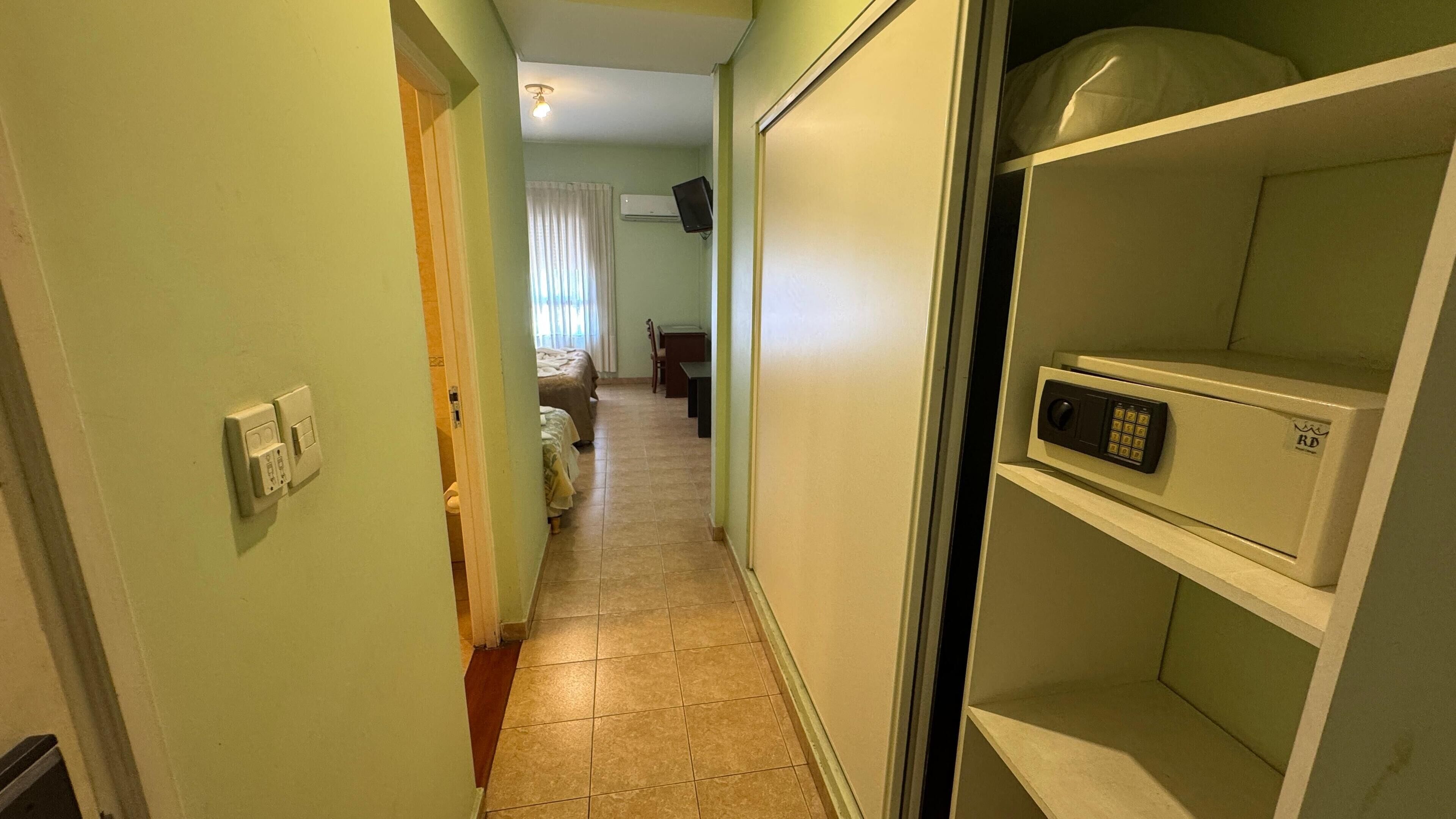 خزنة داخل الغرفة ومكتب ومساحة عمل للكمبيوتر المحمول وواي فاي مجانًا