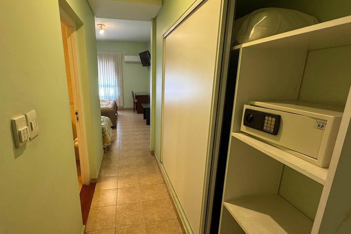 خزنة داخل الغرفة ومكتب ومساحة عمل للكمبيوتر المحمول وواي فاي مجانًا