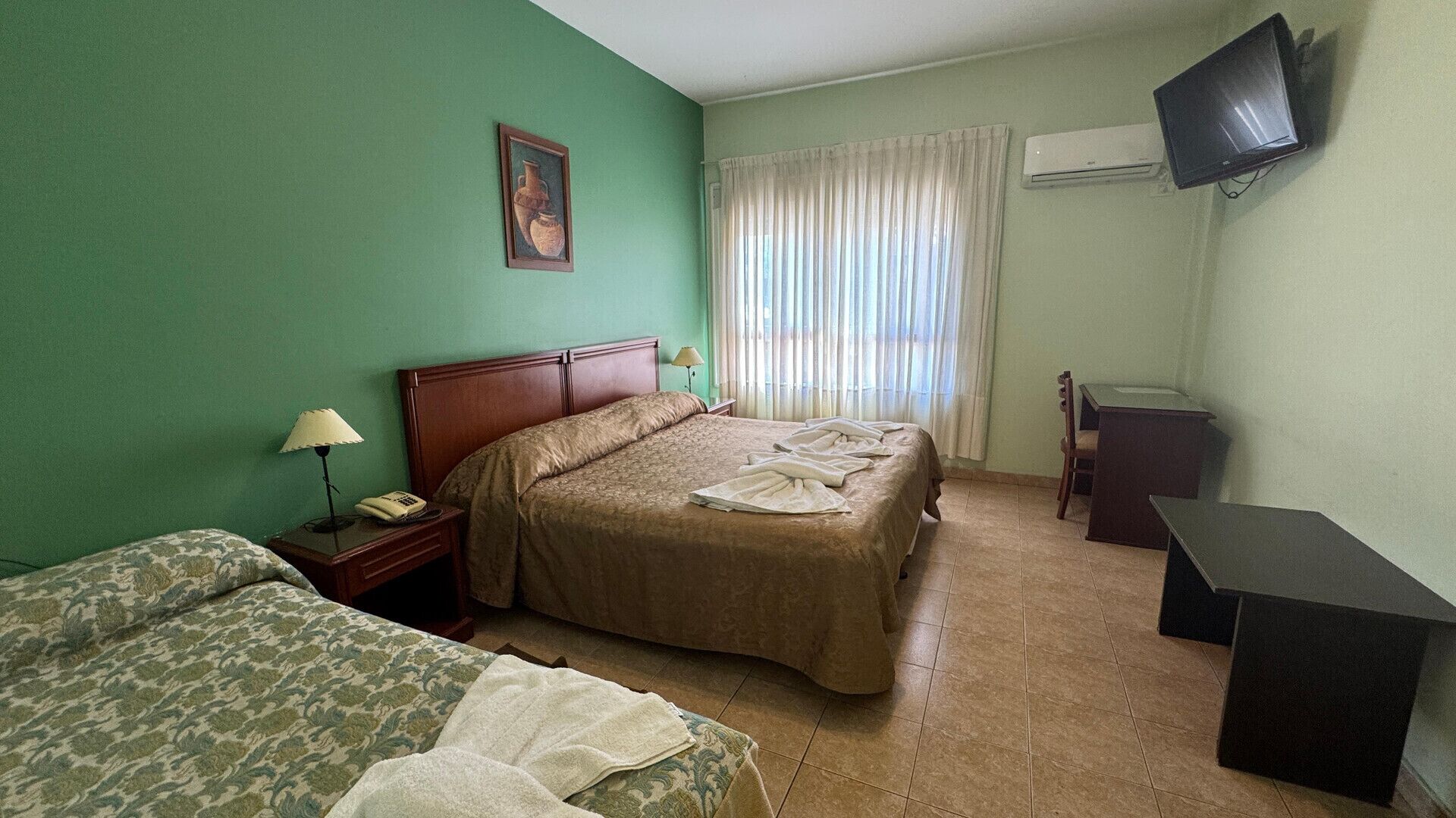 خزنة داخل الغرفة ومكتب ومساحة عمل للكمبيوتر المحمول وواي فاي مجانًا