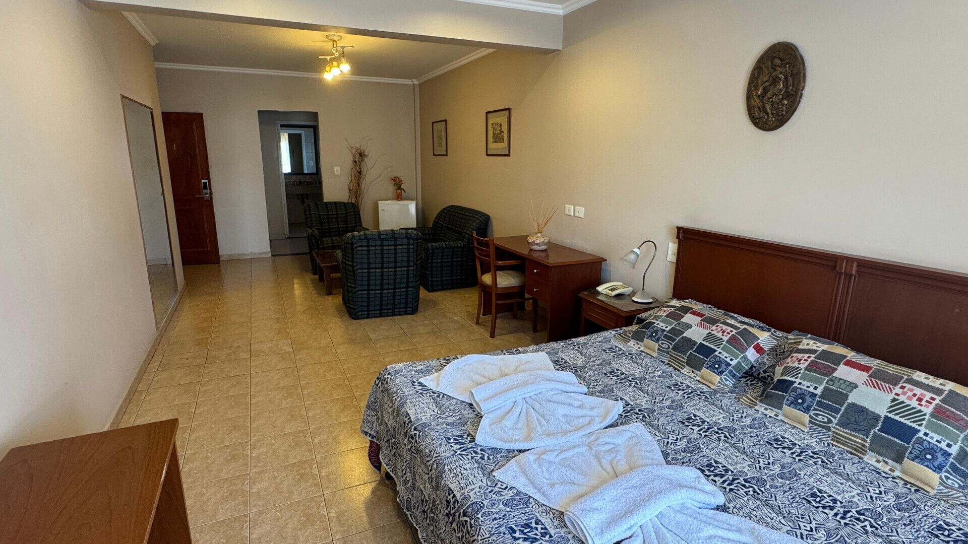 خزنة داخل الغرفة ومكتب ومساحة عمل للكمبيوتر المحمول وواي فاي مجانًا