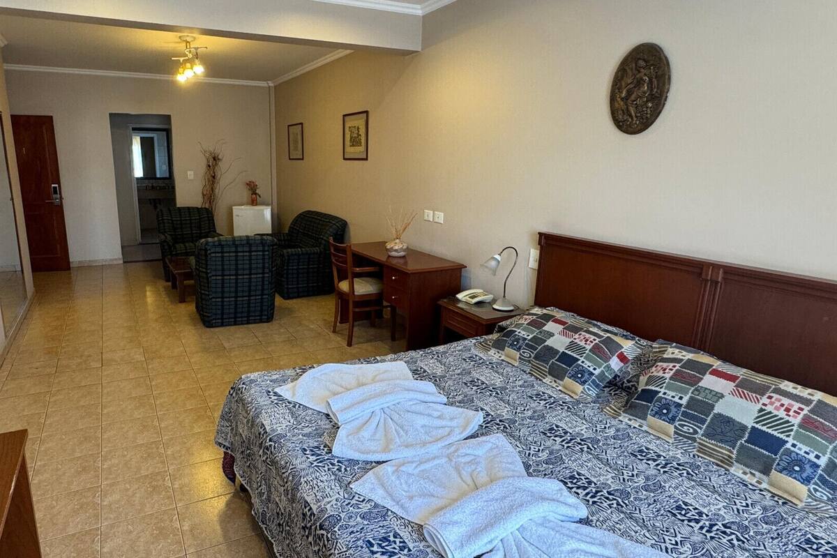 خزنة داخل الغرفة ومكتب ومساحة عمل للكمبيوتر المحمول وواي فاي مجانًا