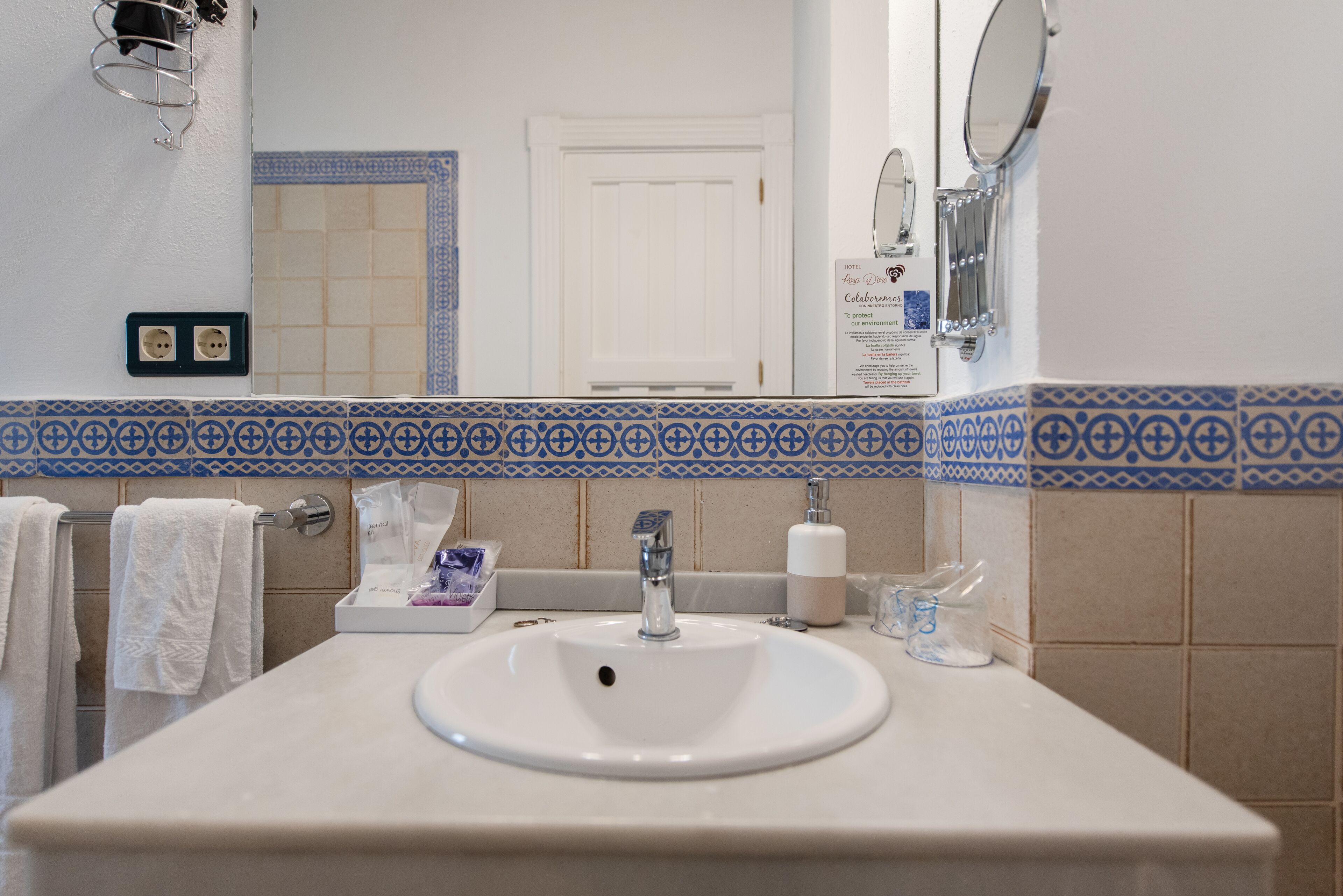 standard double room | bathroom | free toiletries, hair dryer, towels