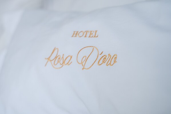 A hotel name embroidered on a white fabric. - Hotel Rosa D´Oro (Granada)