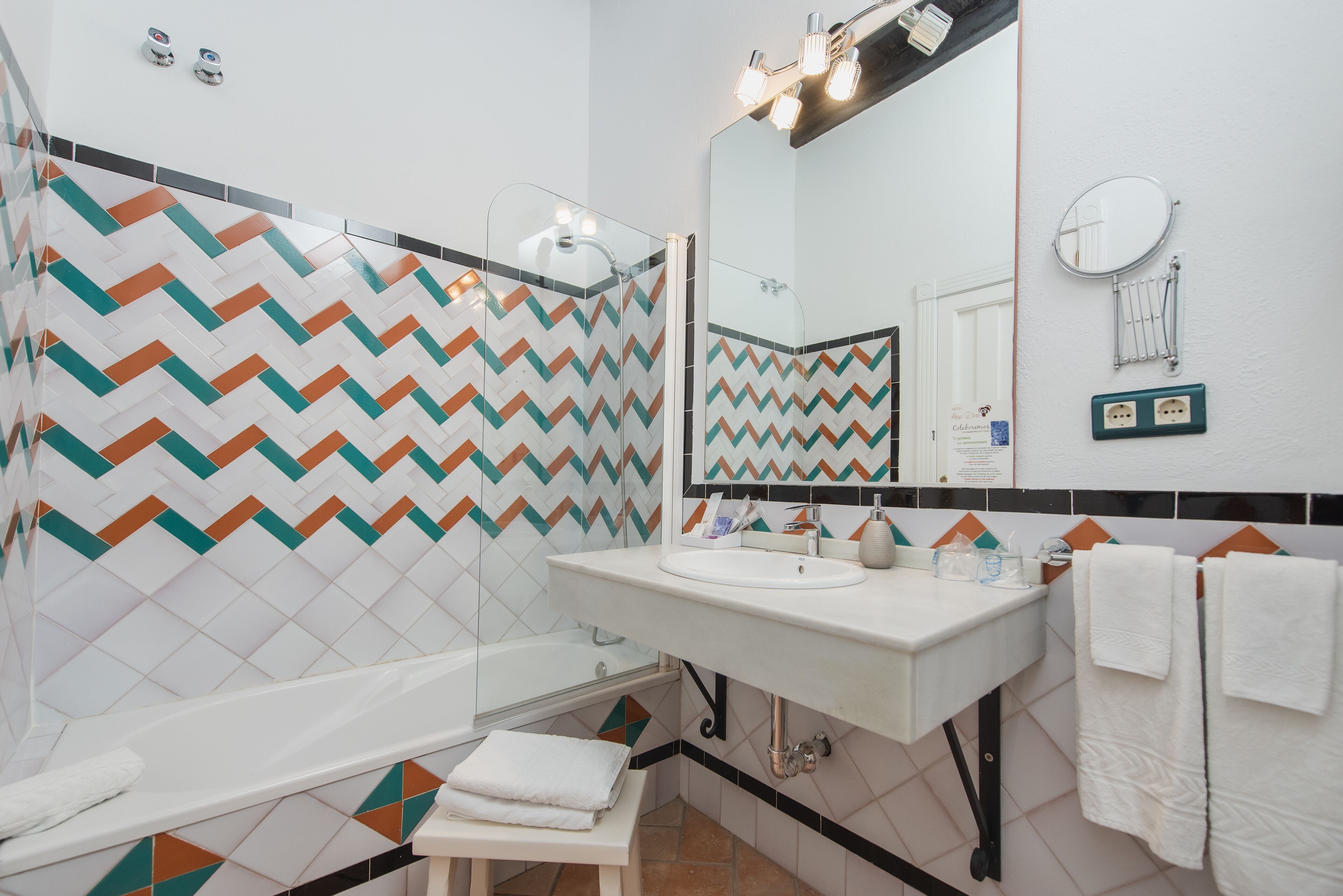 double room with views to the alhambra | bathroom | free toiletries, hair dryer, towels