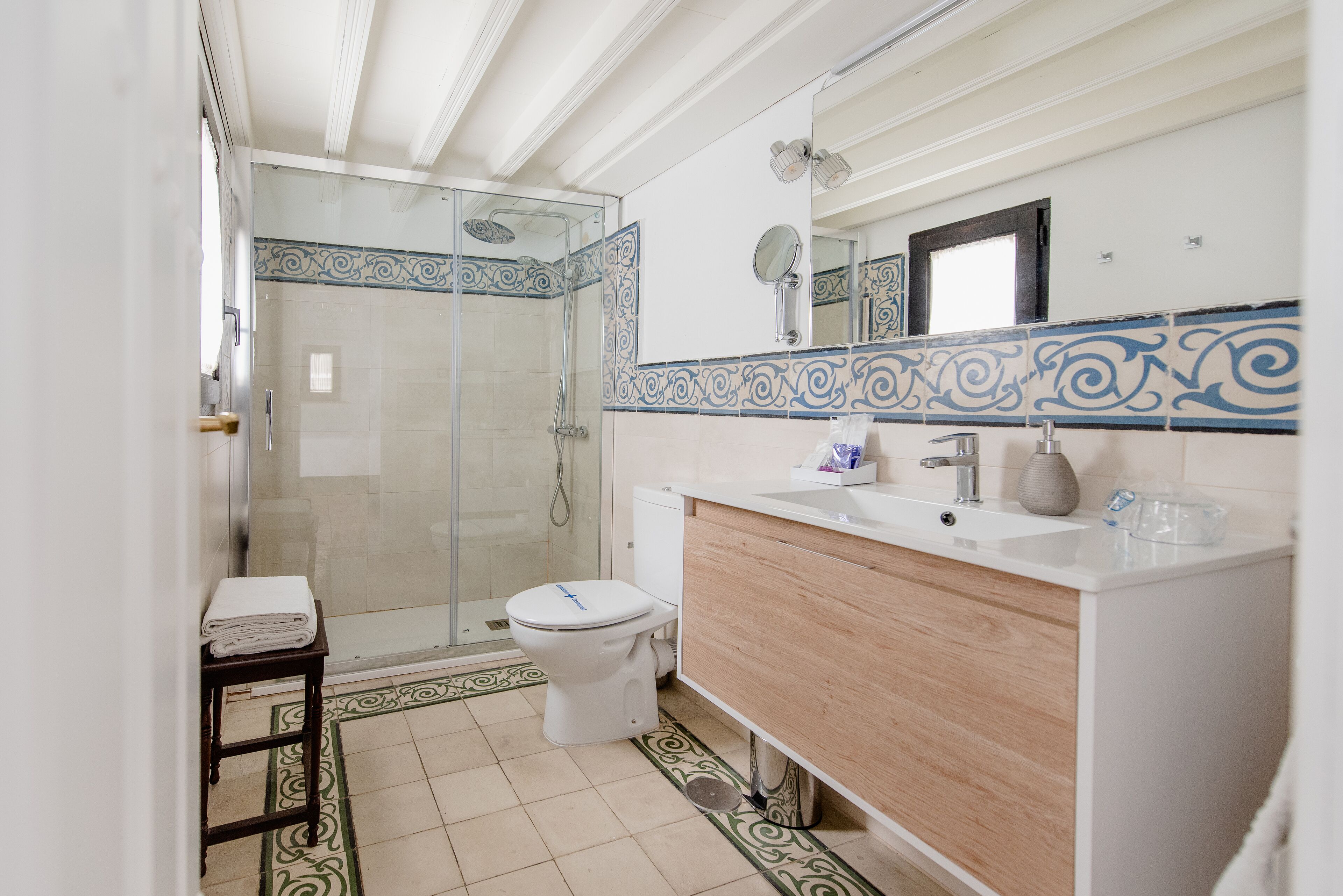 standard double room | bathroom | free toiletries, hair dryer, towels