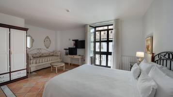 Junior studio suite | 1 slaapkamer, donzen dekbedden, een minibar, individueel gedecoreerd