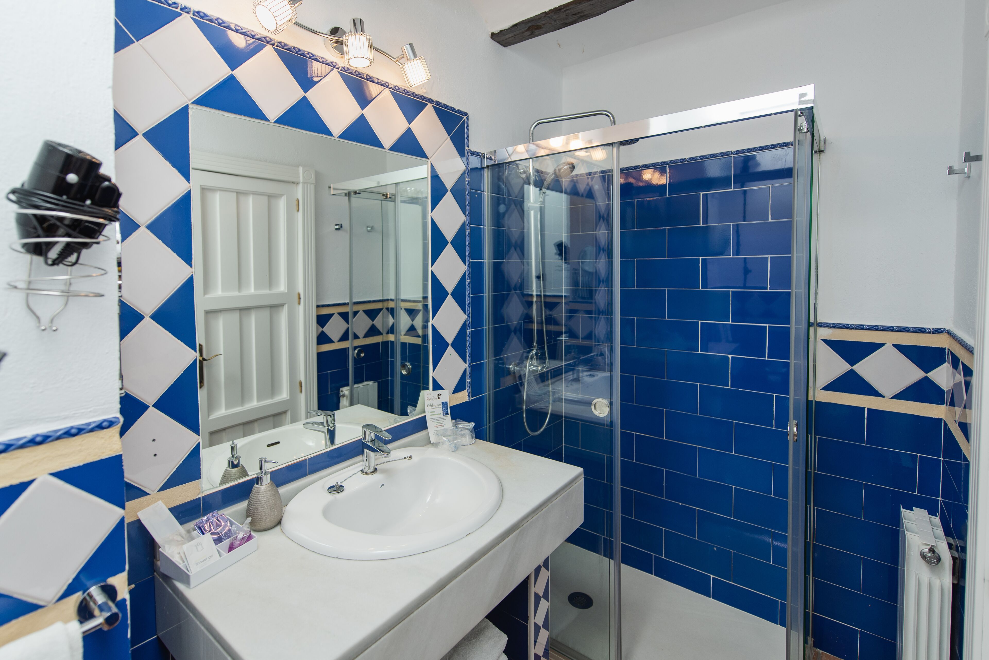 double room with views to the alhambra | bathroom | free toiletries, hair dryer, towels