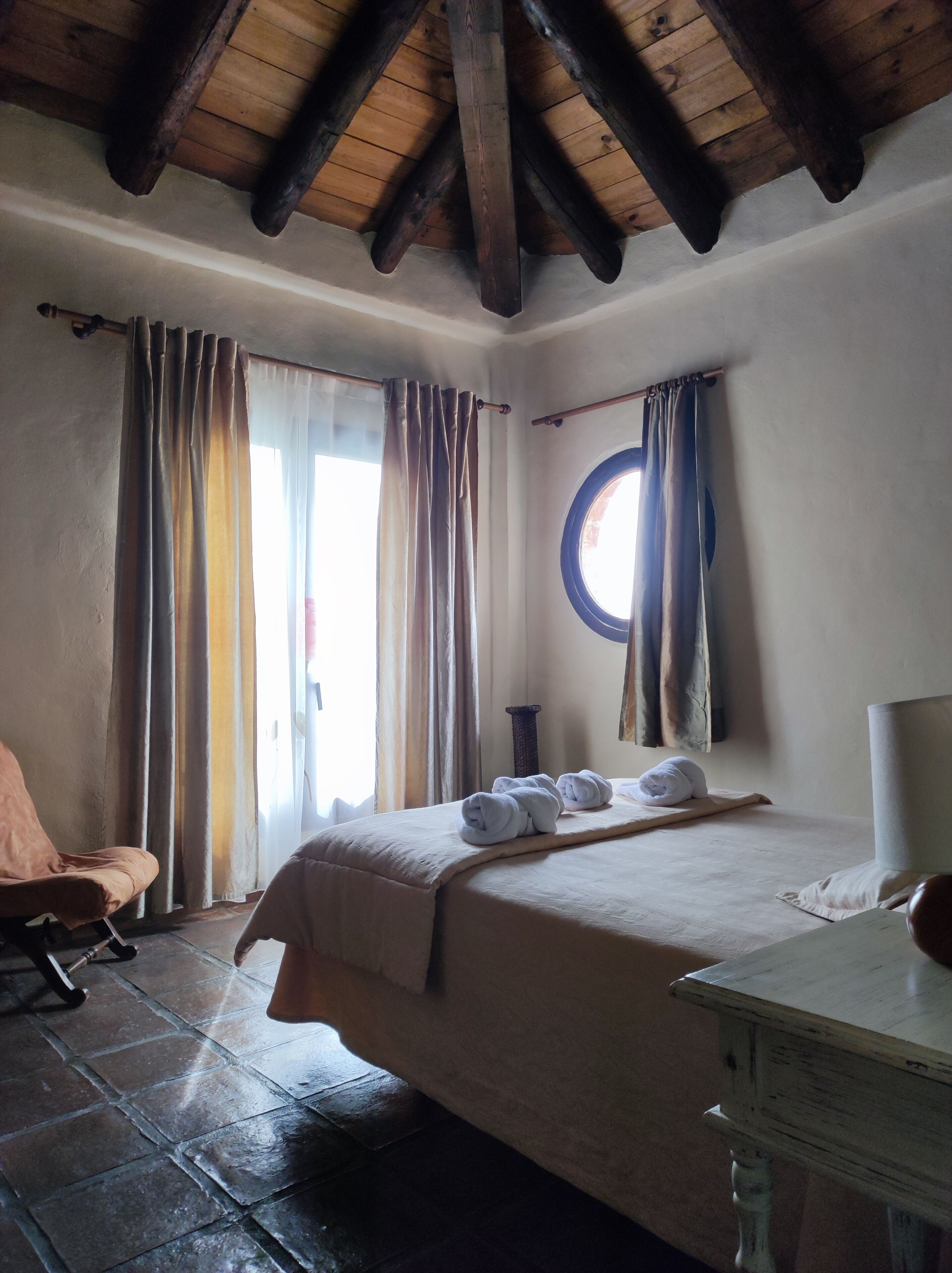 Skrivebord, strykejern/-brett, wi-fi (inkludert) og sengetøy