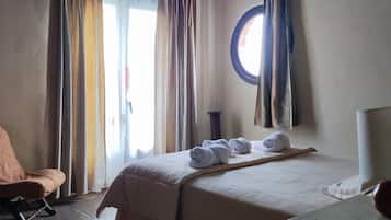 Bureau, fer et planche Ă repasser, Wi-Fi gratuit, draps fournis