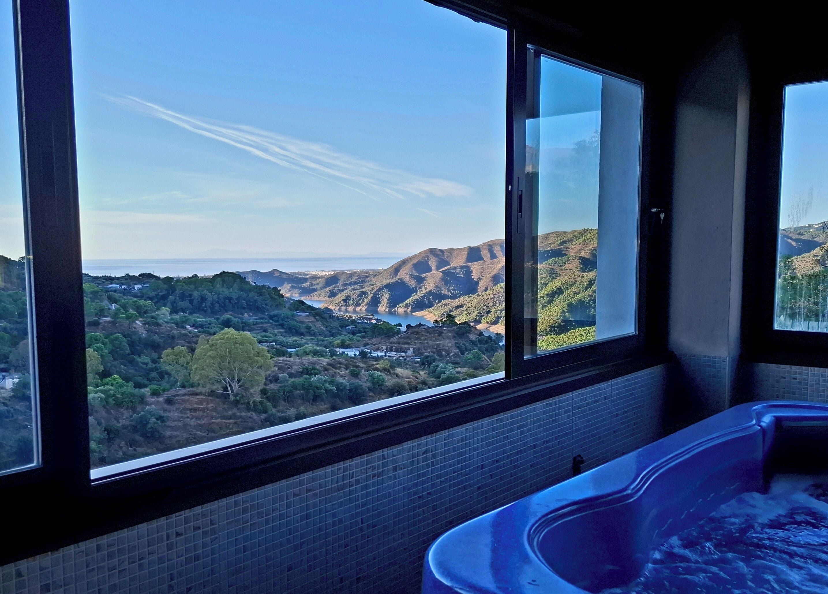 Bañera de hidromasaje cubierta