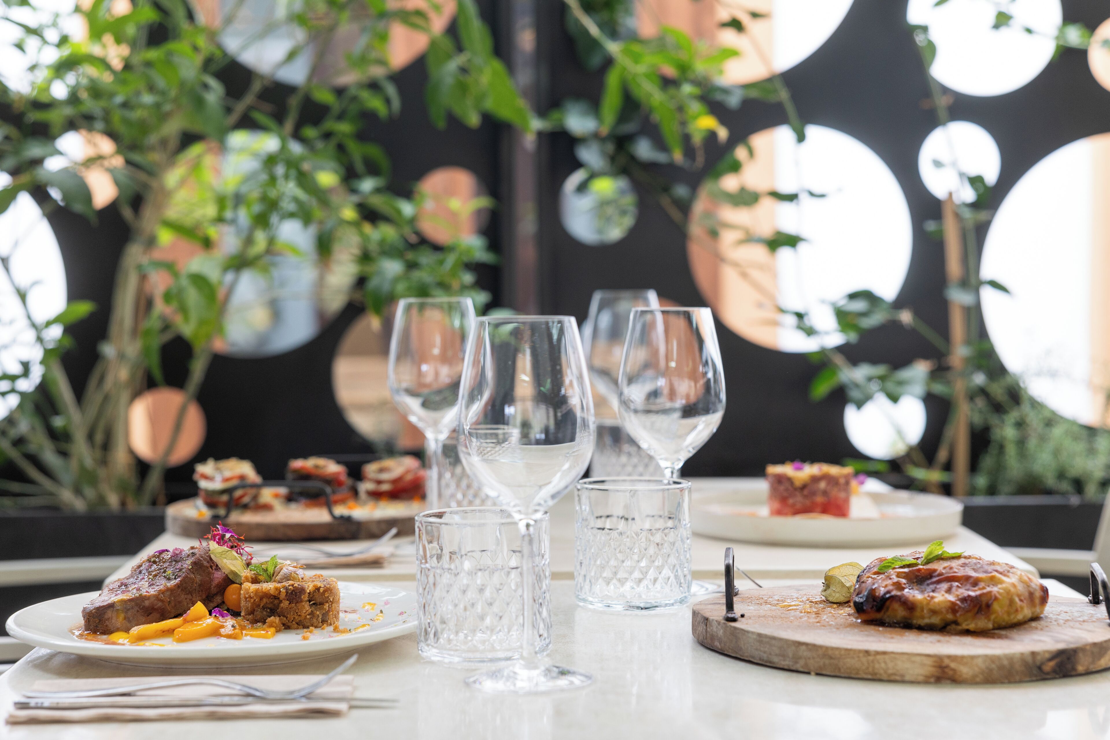 供應早餐、午餐和晚餐，地區料理，露天餐廳