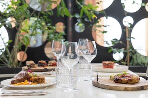 供应早餐、午餐和晚餐，地区菜，室外就餐