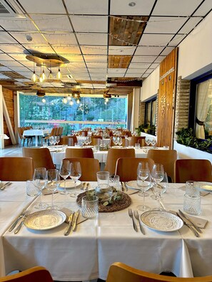 Breakfast, lunch, dinner served; Regional cuisine, al fresco dining