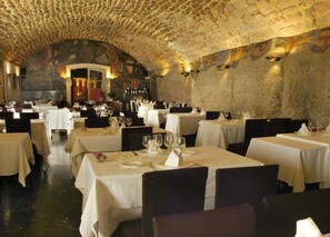 2 restaurants, breakfast served