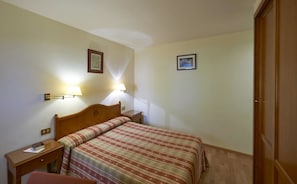 Desk, free WiFi, bed sheets - Abat Cisneros (Monistrol de Montserrat)