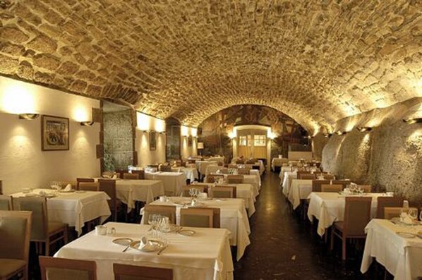 2 restaurants, breakfast served