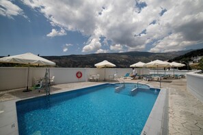 季节性开放的室外游泳池，日光浴躺椅