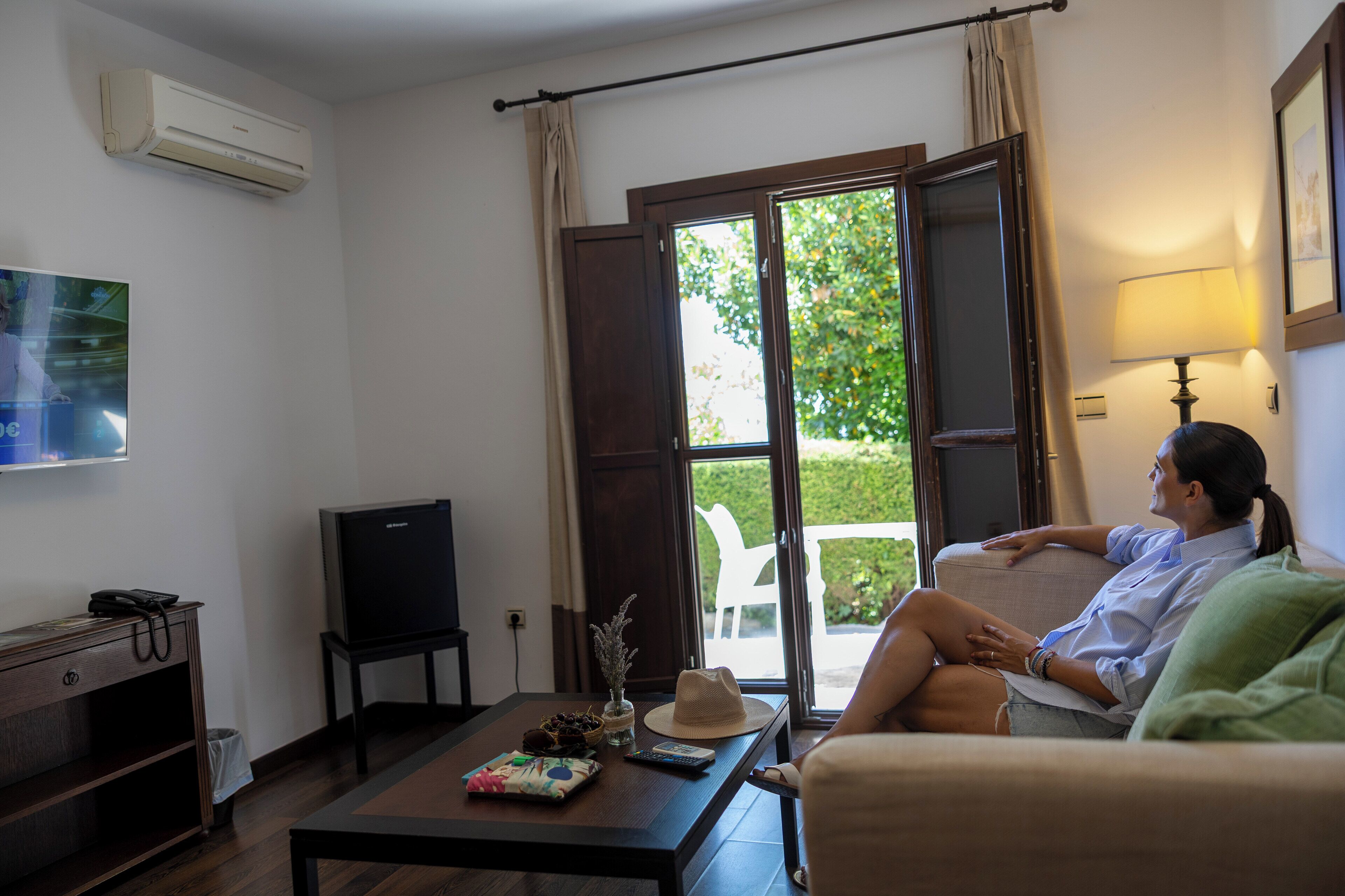 deluxe room | living area | flat-screen tv