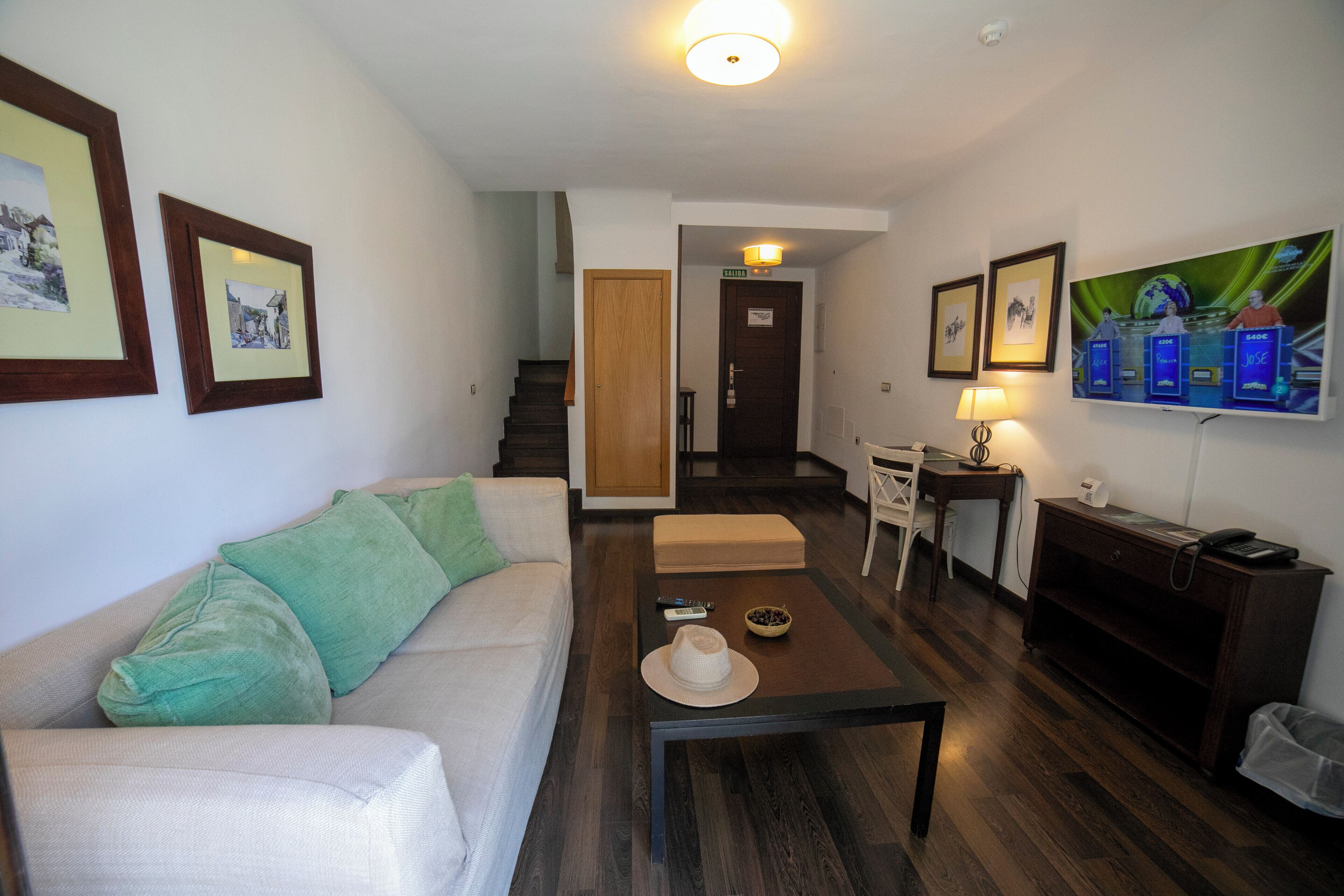 deluxe room | living area | flat-screen tv