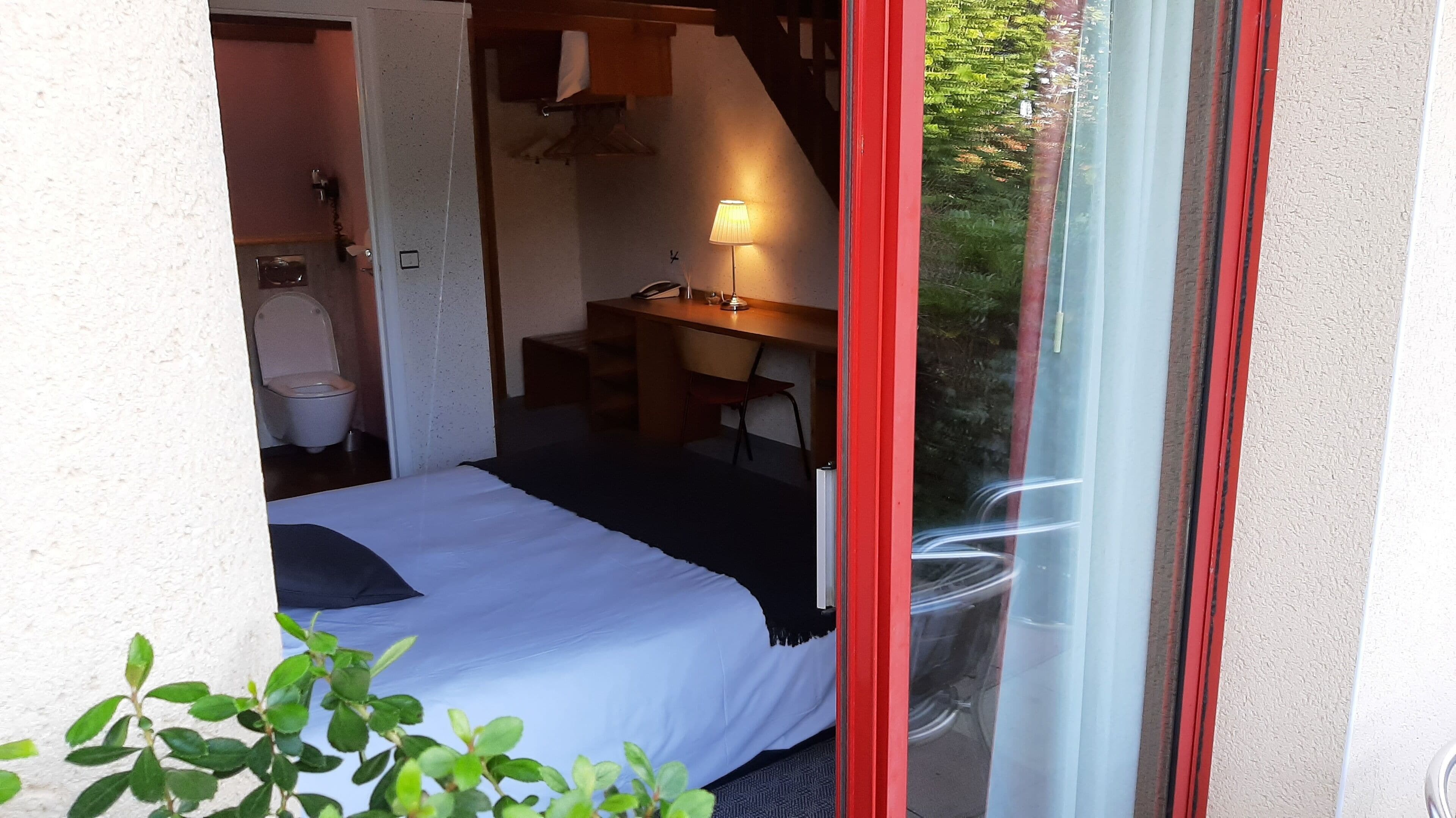 Breakfast, lunch, dinner served; garden views 