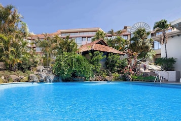 3 outdoor pools, sun loungers