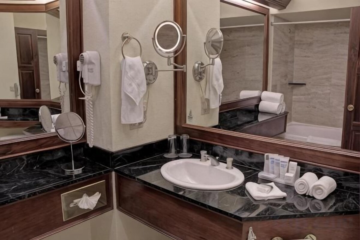 Bathroom | Combined shower/bathtub, deep-soaking bathtub, free toiletries