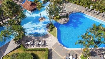 3 albercas al aire libre y camastros