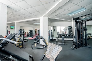 A gym with various exercise equipment, including treadmills and weight machines. - Wyndham San Jose Herradura Hotel & Convention Center (La Asunción)